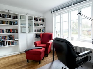 Im Arbeitszimmer im EG finden Sie garantiert spannende Urlaubslektüre.