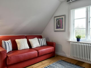 Das Sofa lässt sich zu einer komfortablen, fünften Schlafmöglichkeit ausklappen.