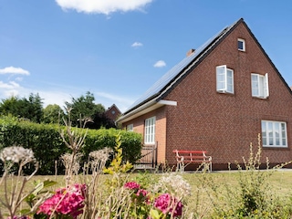 Der Garten des Ferienhauses verläuft rundherum. Der geschützte, hintere Teil ist vollständig eing...