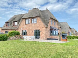 Genießen Sie das schöne Wetter auf der Terrasse.