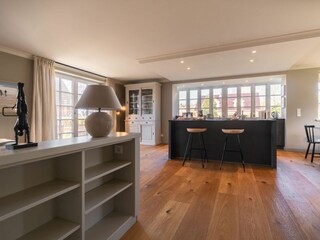 Vom Flur aus gelangen Sie direkt in den sehr großzügigen und offenen Wohn-/Essbereich,...