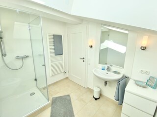 Badezimmer zu Schlafzimmer 2