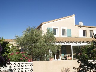 das schöne Haus mediterran bei blauem Himmel