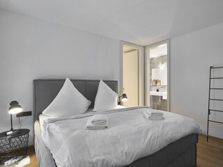 Schlafzimmer 1 mit begehbarem Kleiderschrank