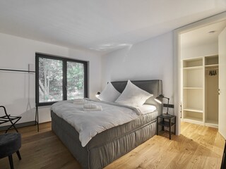 Schlafzimmer 1 mit begehbarem Kleiderschrank
