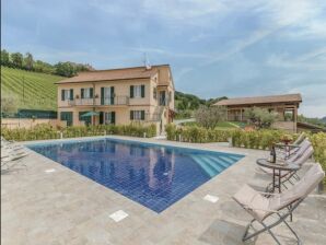 Bella casa vacanze a Montedinove con piscina in comune