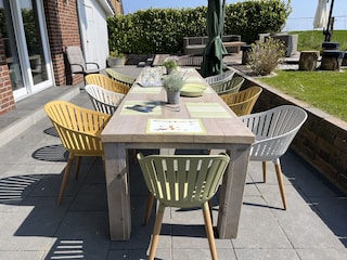 Großer Gartentisch