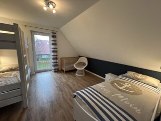 Drei Betten + evtl. Gästebett. Alle 90x200cm.