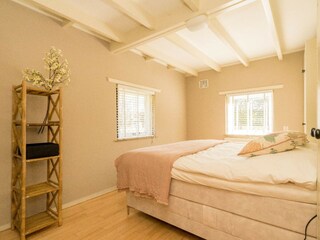 Schlafzimmer 1 mit Doppelbett, Schrank und Waschbecken