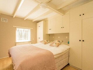 Schlafzimmer 1 mit Doppelbett, Schrank und Waschbecken