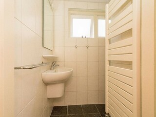 Badezimmer mit Dusche und Waschbecken