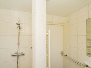 Badezimmer mit Dusche und Waschbecken