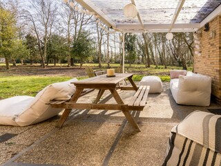 Überdachte Terrasse mit Lounge-Ecke und Außenkamin