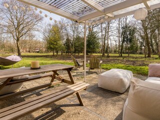 Überdachte Terrasse mit Lounge-Ecke und Außenkamin