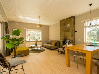 Das geschmackvoll eingerichtete Wohnzimmer mit Kamin