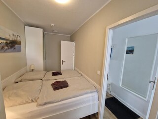 Schlafzimmer mit zwei Türen