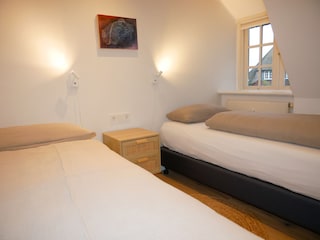 Fenster mit Ausblick im kleinen Schlafzimmer