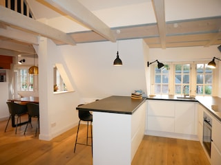 Kochinsel mit Esstisch