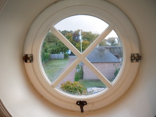 Rundfenster im großen Schlafzimmer