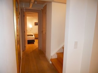 kleines Schlafzimmer und Treppe zum großen Schlafzimmer