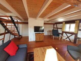 Wohnzimmer mit Aufgang zu Dachspitz