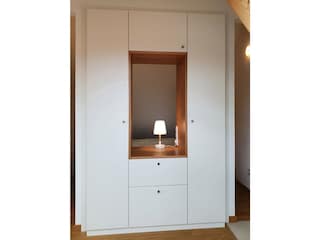 Kleiderschrank mit dahinterliegendem Bett