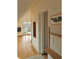 Blick in den Wohnbereich mit Kleiderschrank