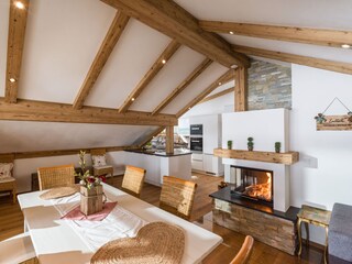 Essbereich mit großzügigem Tisch