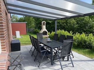 überdachte Terrasse mit Grill