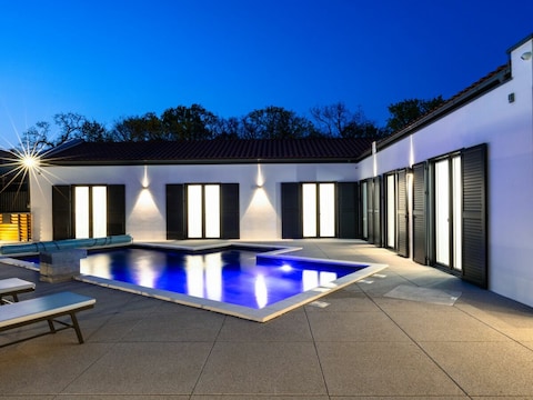 Villa Primus with heated pool & jacuzzi
