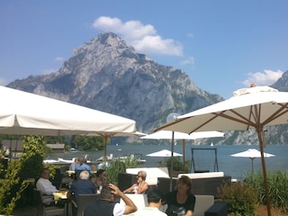 Spitzvilla mit Traunstein im Hintergrund