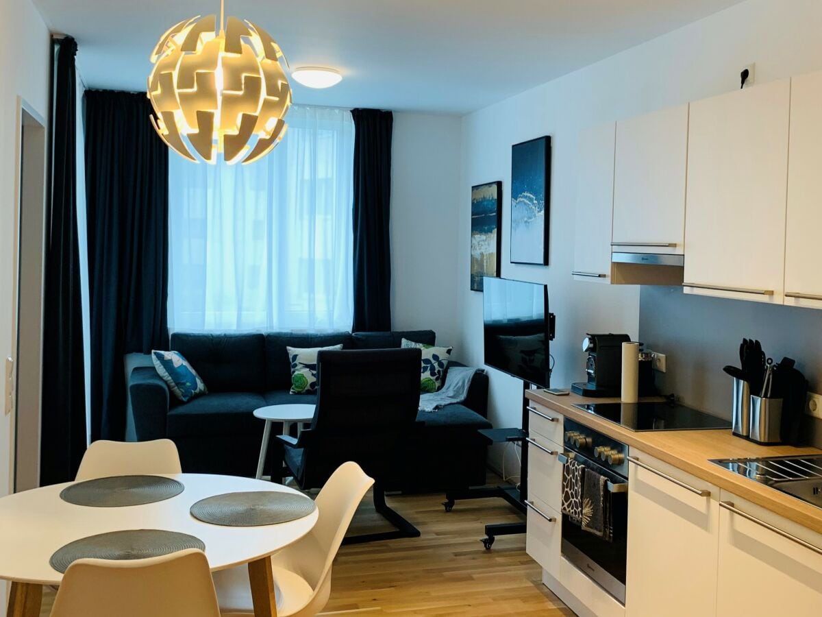 Wohn-Essbereich mit Küche, Smart TV und Couch