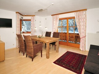 Wohnzimmer mit Balkon