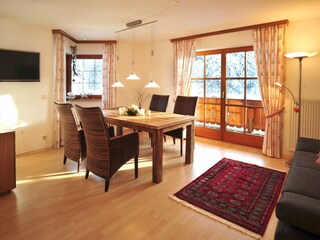 Wohnzimmer mit komfortabler Couch und Esstisch