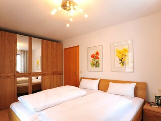 Schlafzimmer mit Doppelbett