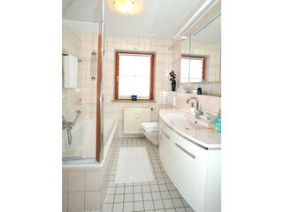 Modernes Bad mit Badewanne