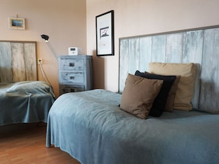 Schlafzimmer mit zwei Einzelbetten