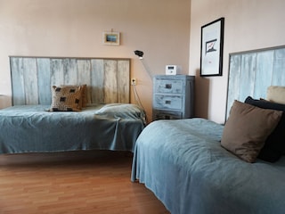 Schlafzimmer mit zwei Einzelbetten