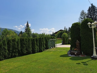 gepflegter Gartenbereich