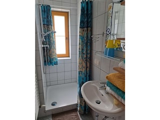 Badezimmer mit Dusche und WC