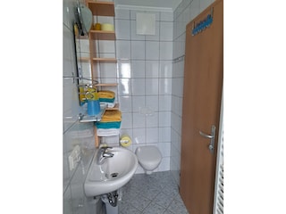Badezimmer mit Dusche und WC