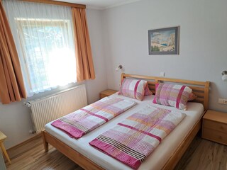 Schlafzimmer mit Doppelbett