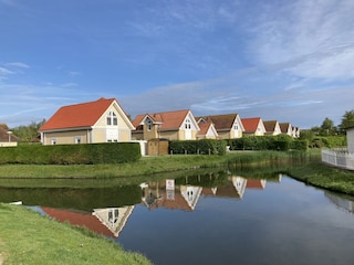 Wasserfläche hinter dem Haus