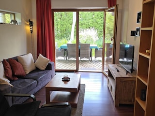 Teil des Wohnzimmers, Couch mit Zugang zur Terrasse