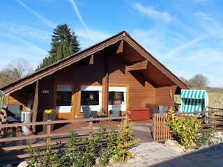 Außenansicht mit Terrasse