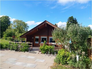 Außenansicht mit Parkplatz