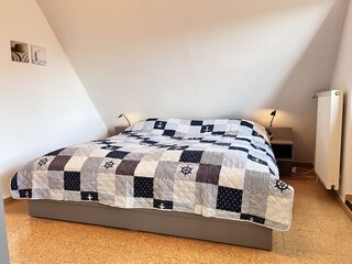 Schlafzimmer im Obergeschoss mit  Doppelbett