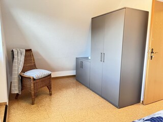 Schlafzimmer mit Doppelbett andere Perspektive