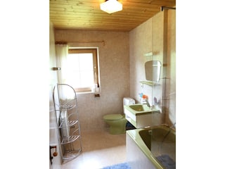 BAD mit Badewanne und WC