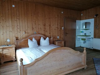 4- Bettzimmer mit Waschbecken